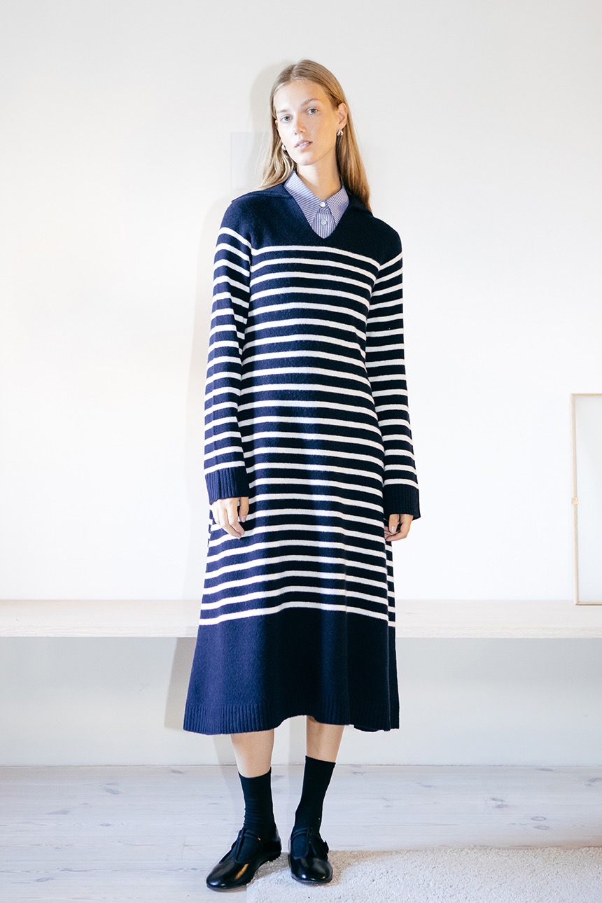 [김나영 착용]HYGGEKROG V-neck collar stripe knit dress (Dark navy)